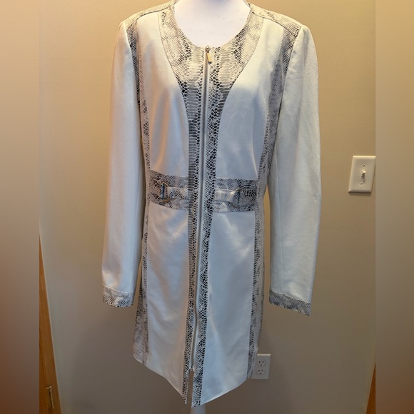 #114 Insight New York Cream Coat with Snake-Print Trim. Excellent Condition. - Picture 2 of 16